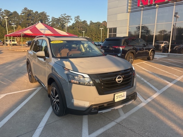 2025 Nissan Pathfinder Platinum's photo