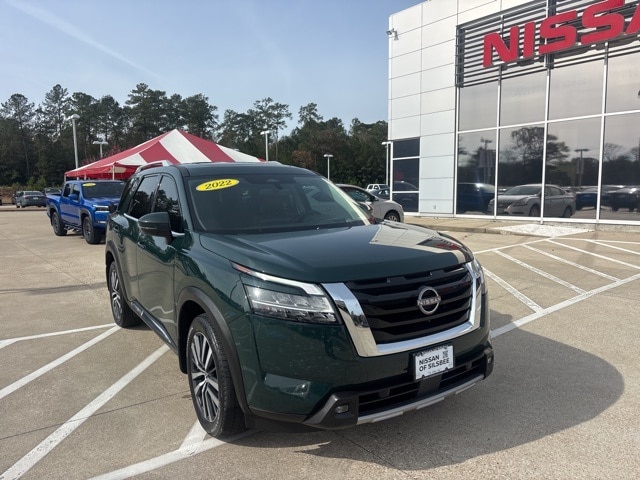 2022 Nissan Pathfinder Platinum's photo
