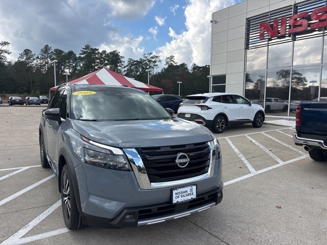 2025 Nissan Pathfinder Platinum's photo