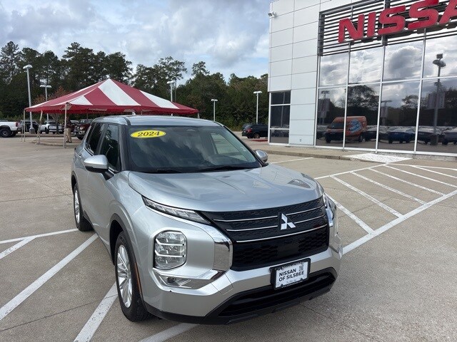 2024 Mitsubishi Outlander ES's photo