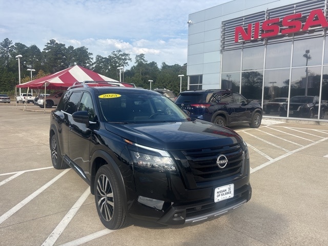 2025 Nissan Pathfinder Platinum's photo