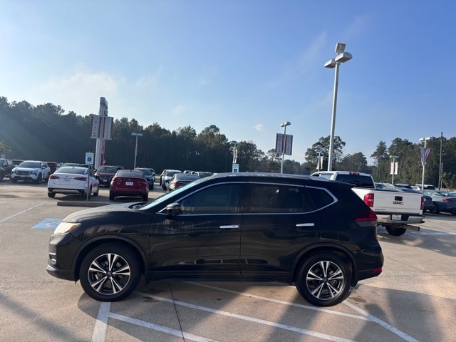 2019 Nissan Rogue SV photo 2