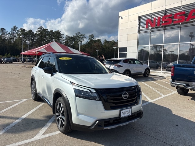 2025 Nissan Pathfinder Platinum's photo