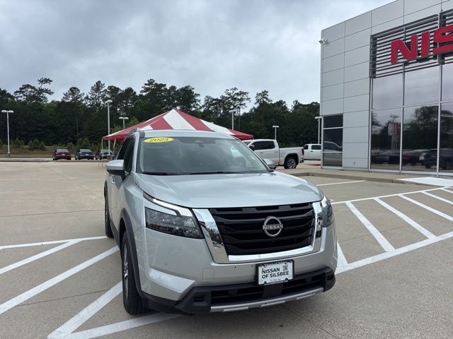 2025 Nissan Pathfinder SL 2WD's photo