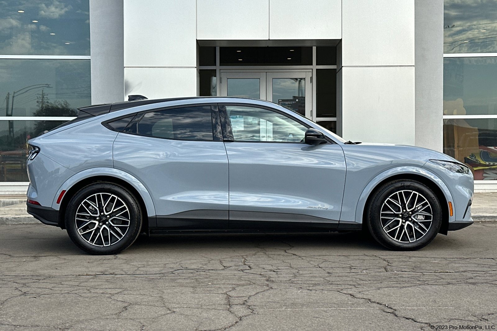 2025 Ford Mustang Mach-E Premium photo 3