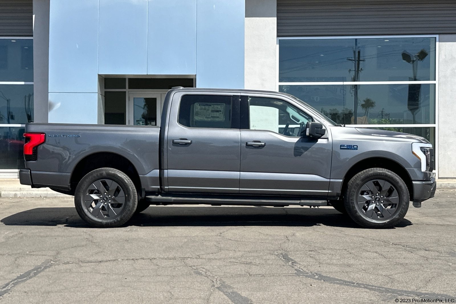 2025 Ford F-150 Lightning photo 4