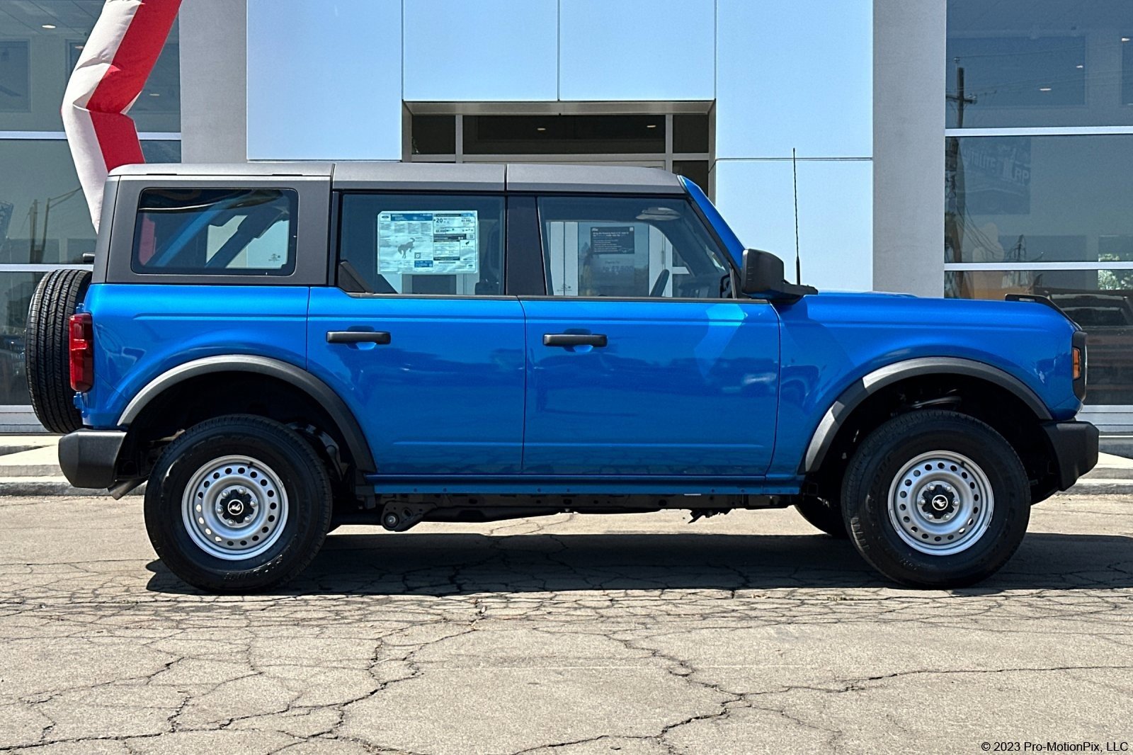 2025 Ford Bronco Base photo 3