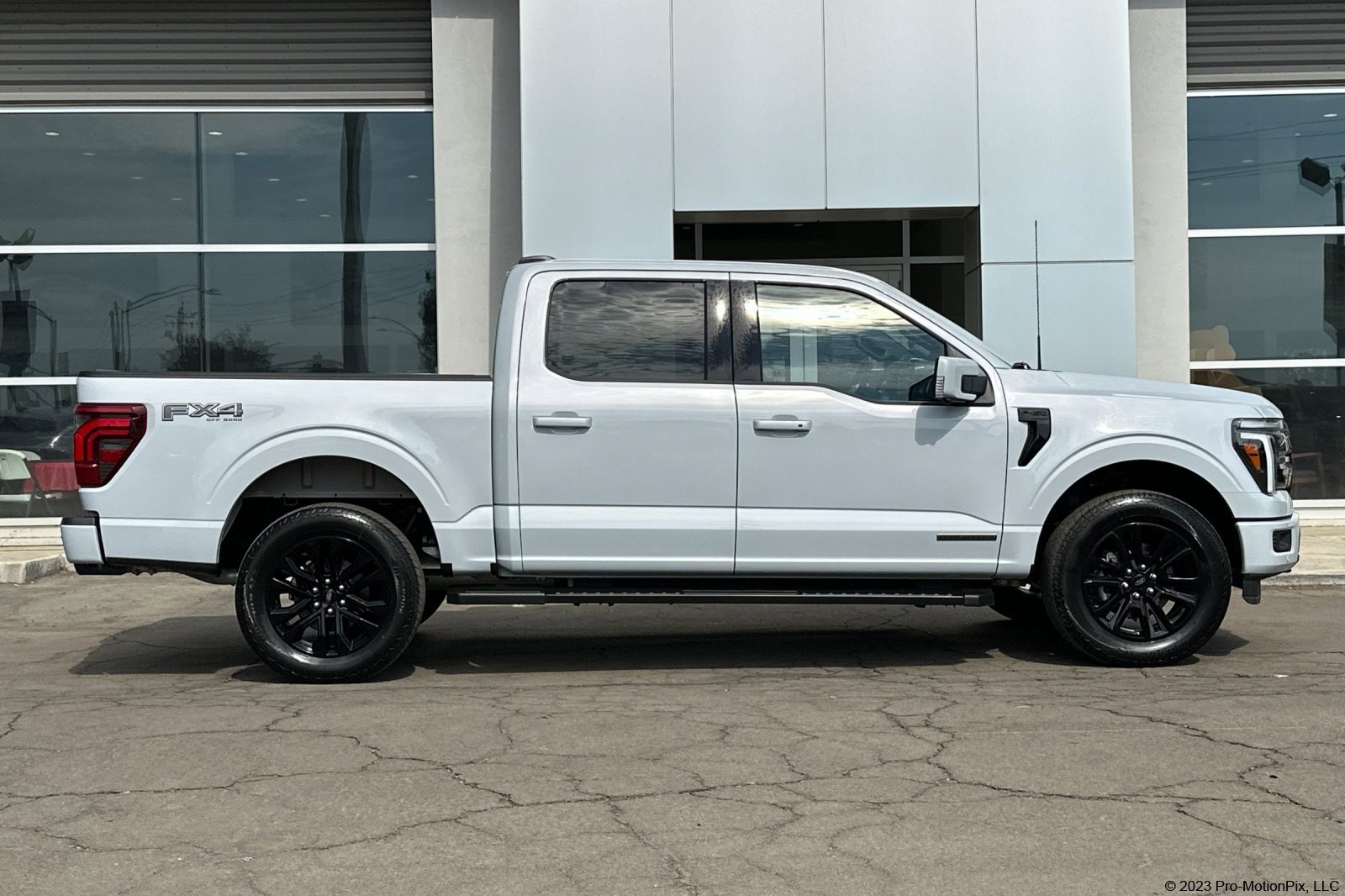 2025 Ford F-150 Lariat photo 3