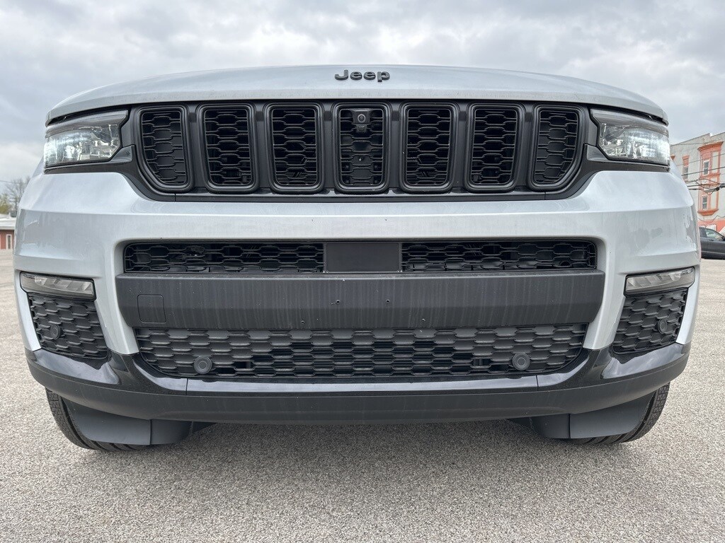 2025 Jeep Grand Cherokee Limited photo 3