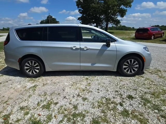 2024 Chrysler Pacifica Hybrid photo 4