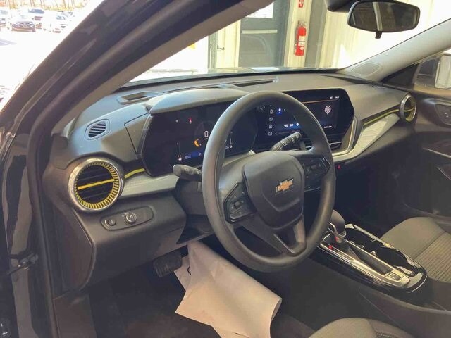 2024 Chevrolet Trax LT photo 2