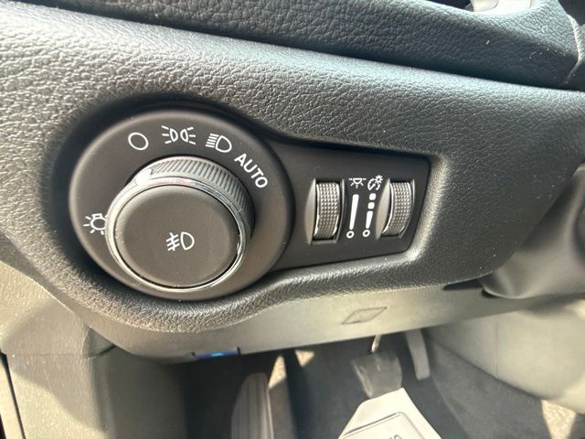 2026 Chrysler Pacifica Select - Photo 14