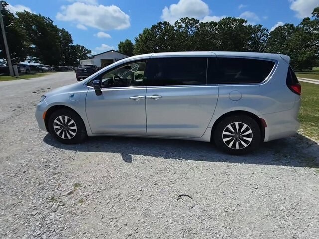 2024 Chrysler Pacifica Hybrid photo 2