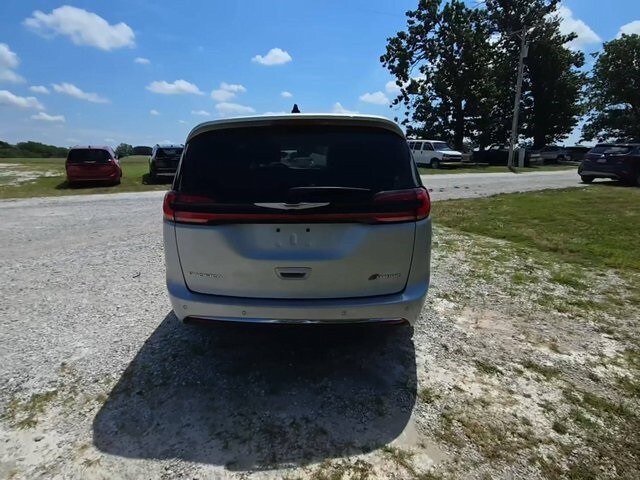 2024 Chrysler Pacifica Hybrid photo 3