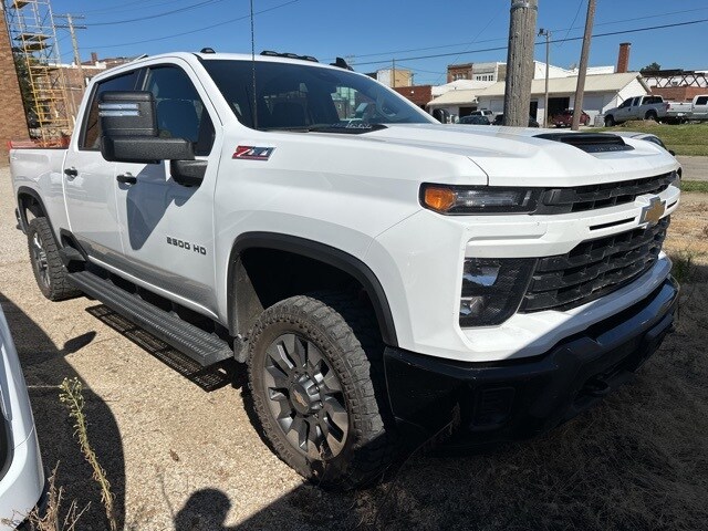 2024 Chevrolet Silverado 2500HD Custom photo 2