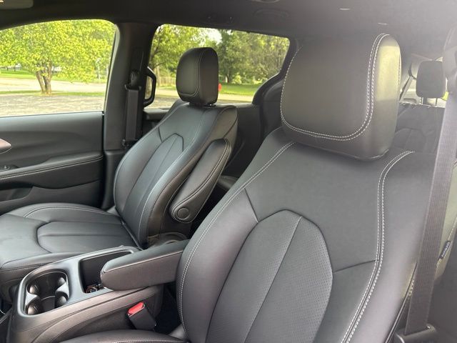 2026 Chrysler Pacifica Select - Photo 13