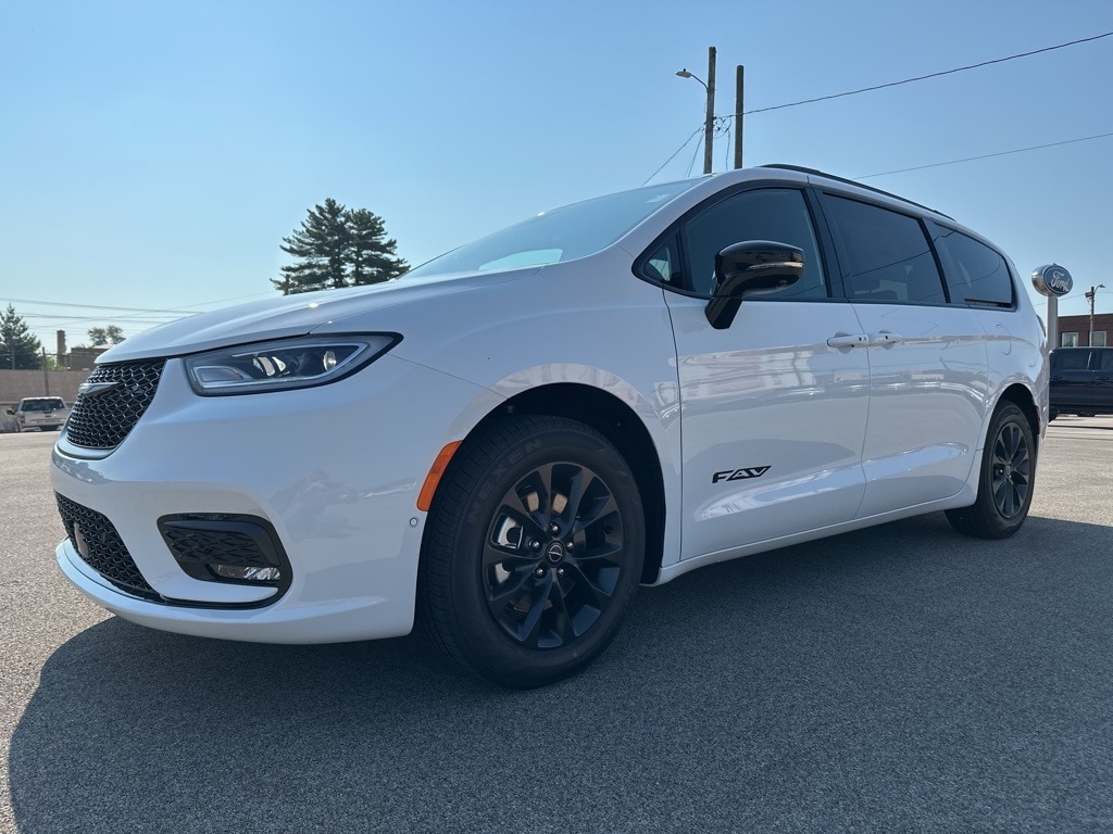 2025 Chrysler Pacifica SELECT