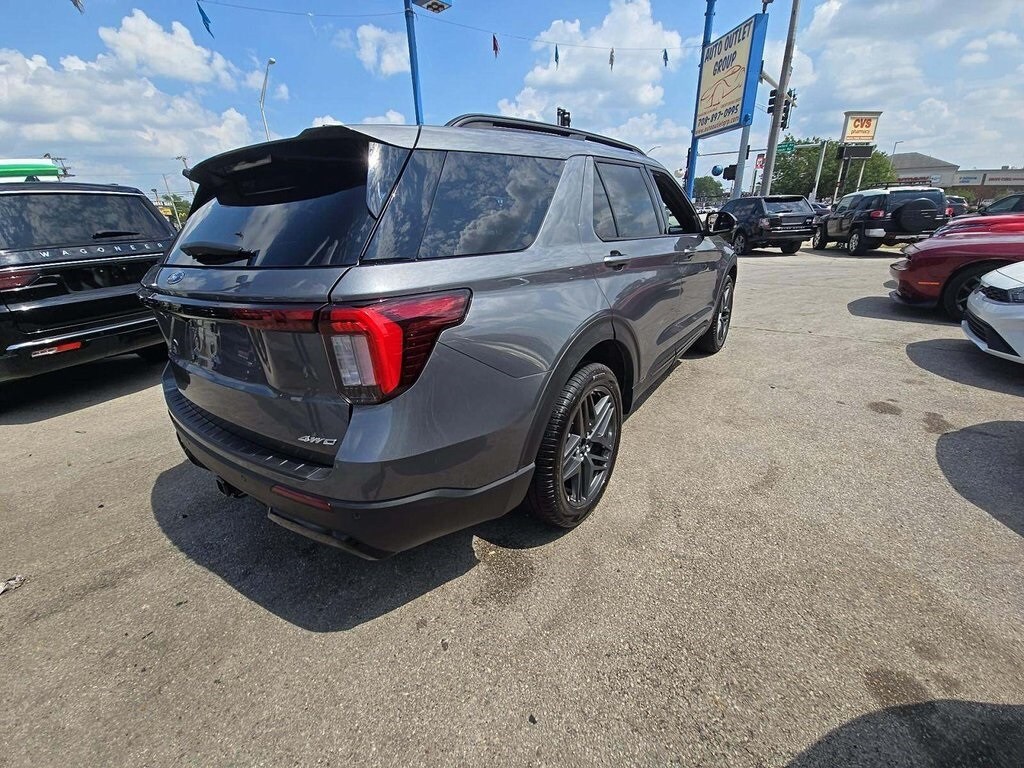 2025 Ford Explorer ST-Line photo 2