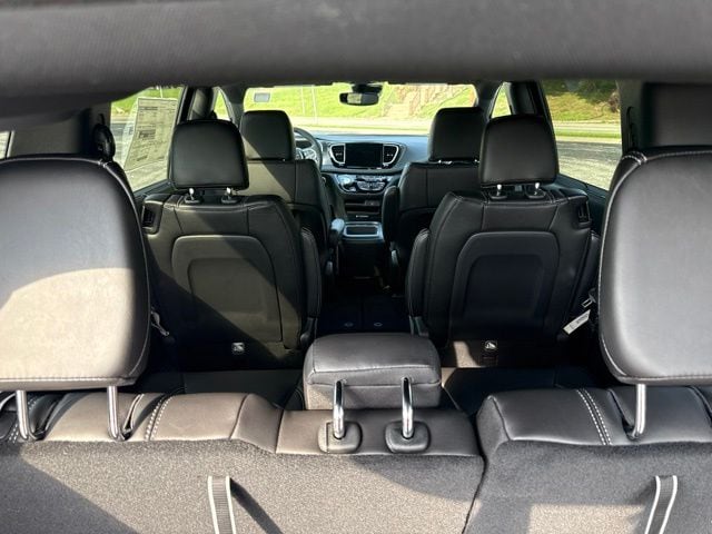 2026 Chrysler Pacifica Select - Photo 28