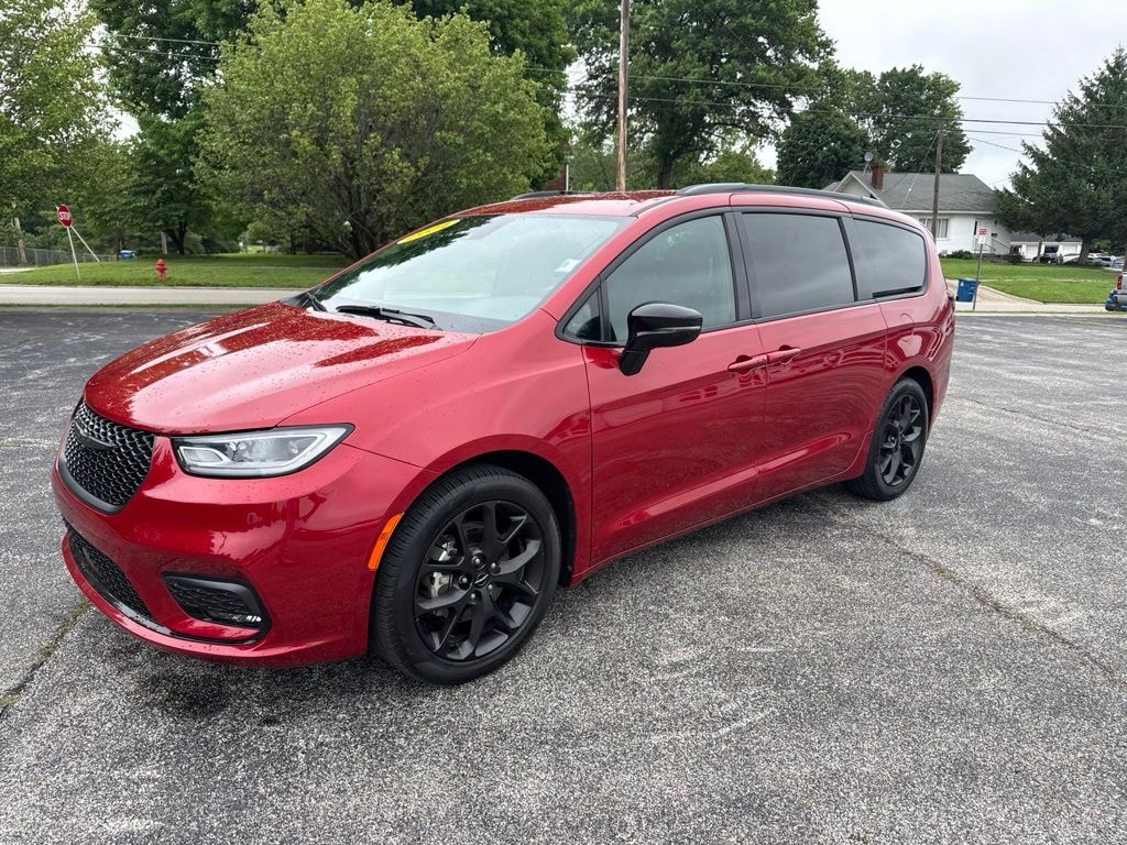 Used 2024 Chrysler Pacifica Touring L Minivan/Van
