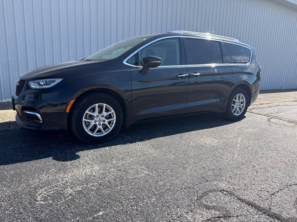 Used 2021 Chrysler Pacifica Touring L with VIN 2C4RC1BG3MR597946 for sale in Robinson, IL