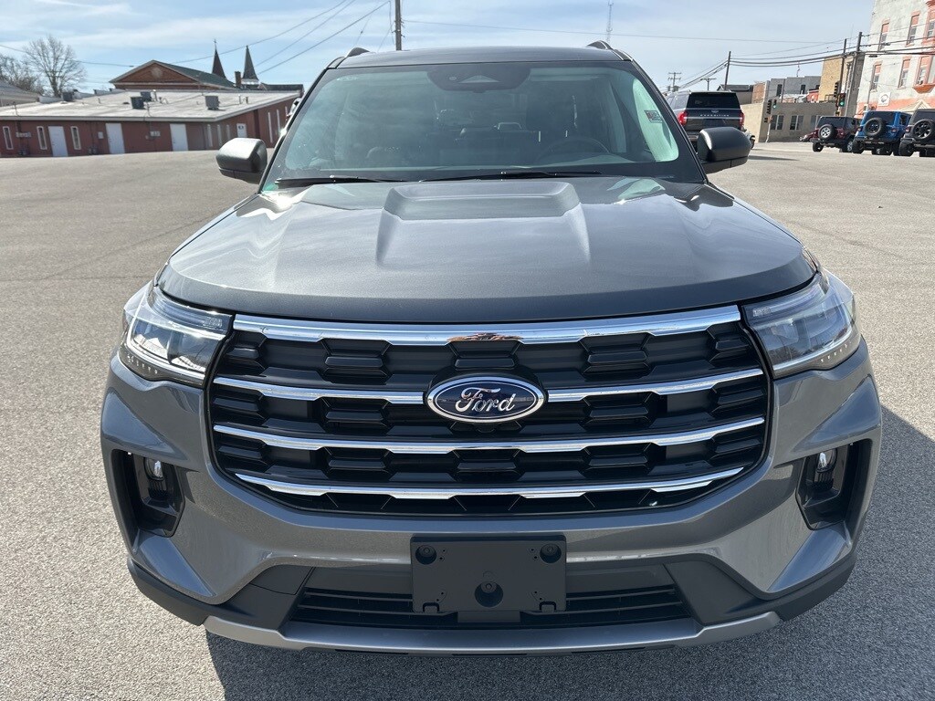 2025 Ford Explorer photo 2