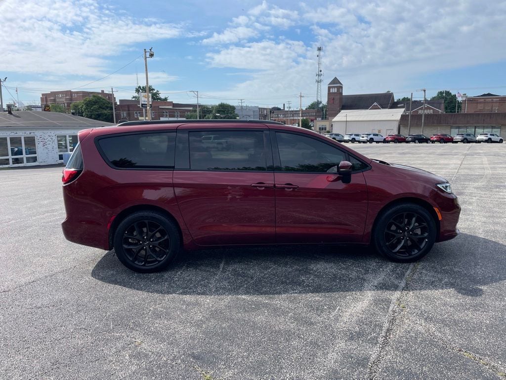 Used 2023 Chrysler Pacifica Touring L Minivan/Van