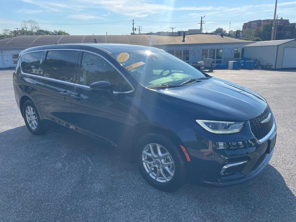 Used 2024 Chrysler Pacifica Touring L Minivan/Van