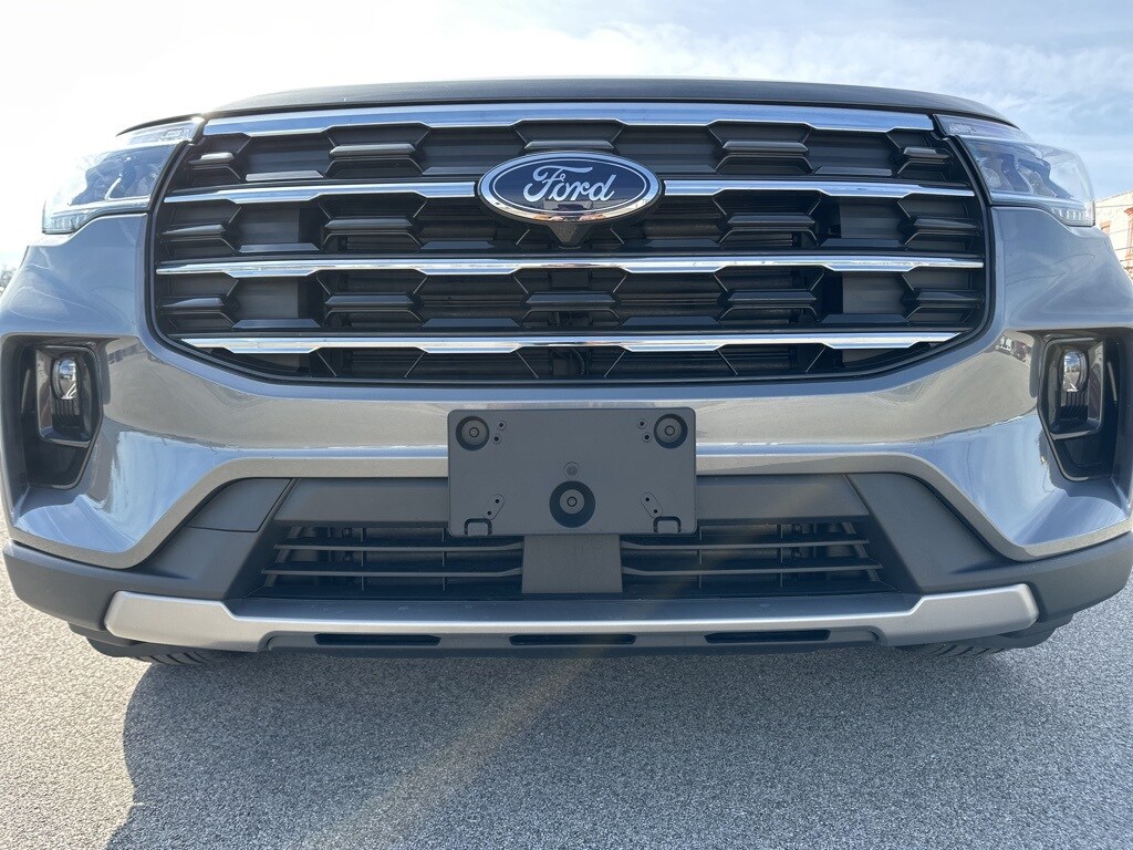 2025 Ford Explorer photo 3