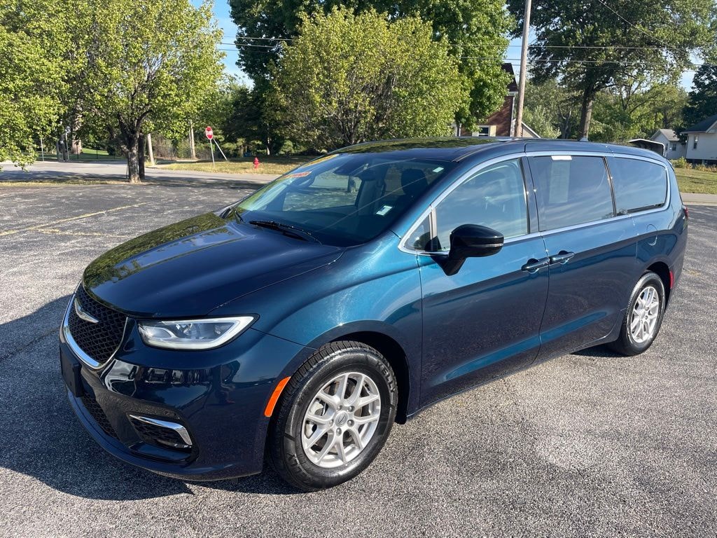 Used 2024 Chrysler Pacifica Touring L Minivan/Van