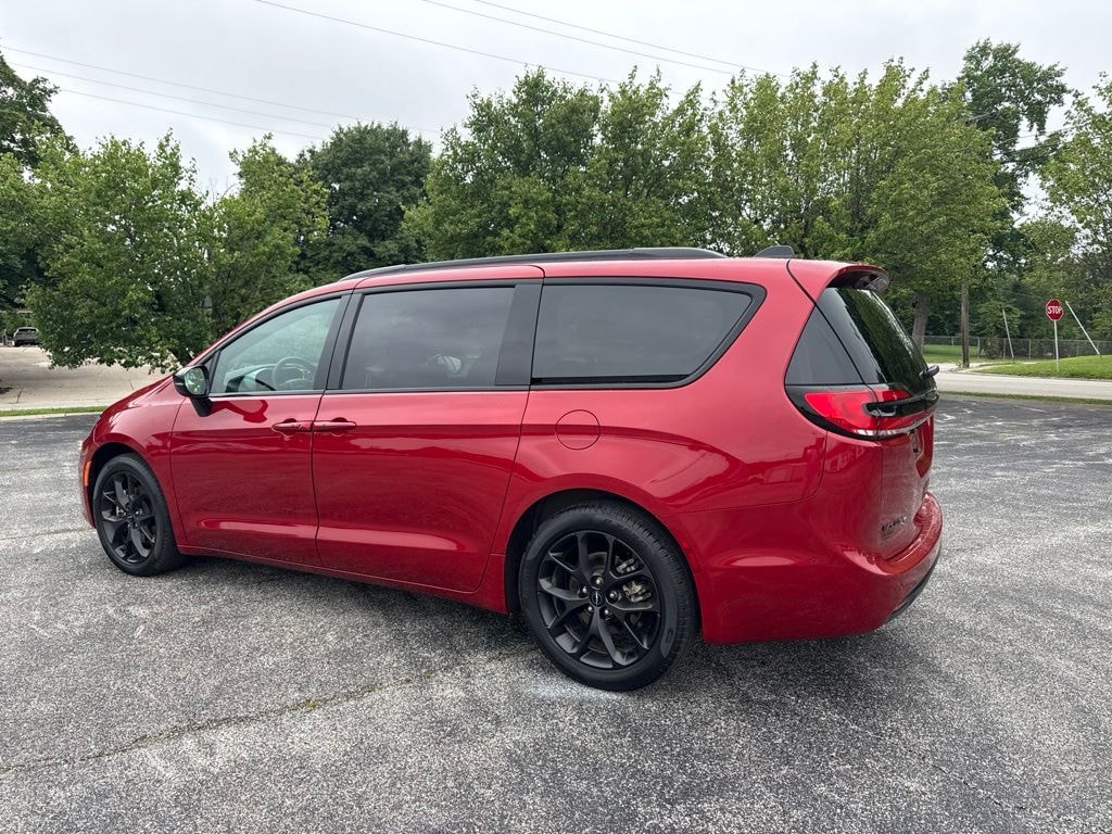 Used 2024 Chrysler Pacifica Touring L Minivan/Van