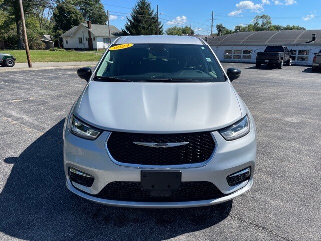 2024 Chrysler Pacifica Hybrid photo 2