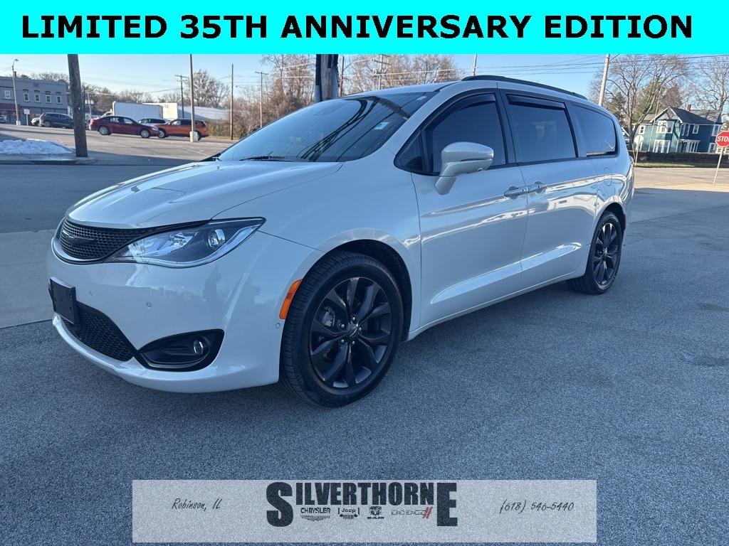 2020 Chrysler Pacifica Limited's photo