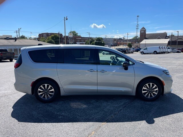 2024 Chrysler Pacifica Hybrid photo 4