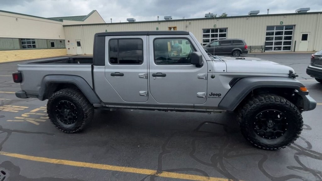 2020 Jeep Gladiator Sport photo 2