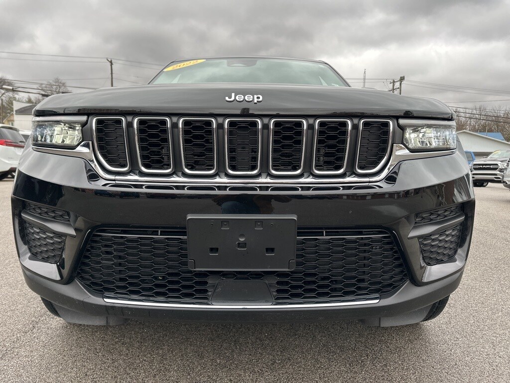 2022 Jeep Grand Cherokee Laredo photo 2
