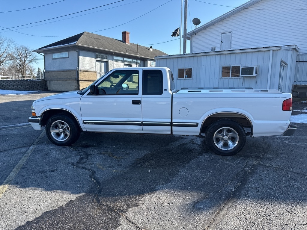 Used 2002 Chevrolet S-10 LS with VIN 1GCCS195928127863 for sale in Robinson, IL