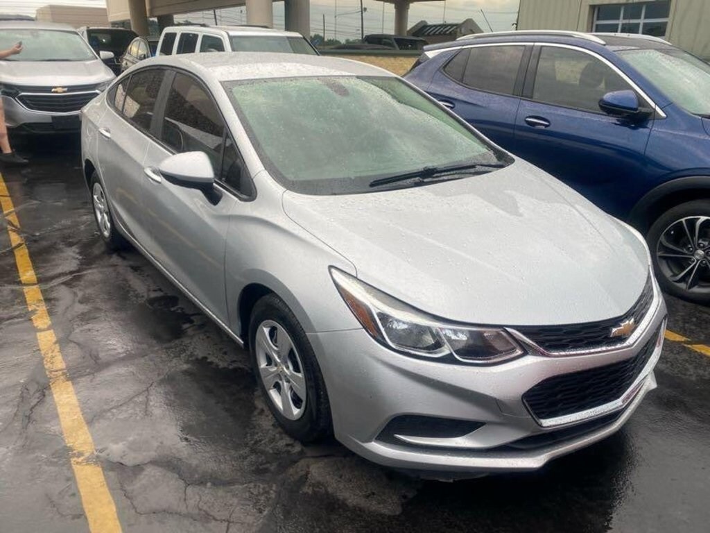 2018 Chevrolet Cruze LS photo 2