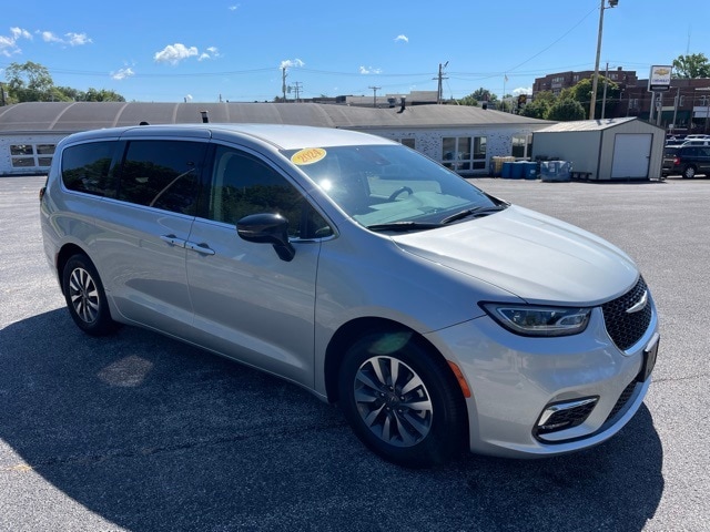2024 Chrysler Pacifica Hybrid photo 3