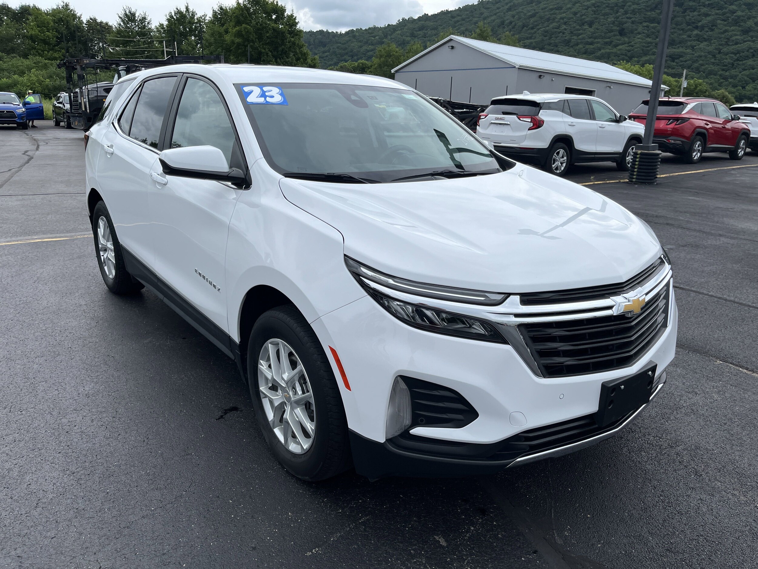 2023 Chevrolet Equinox LT photo 3