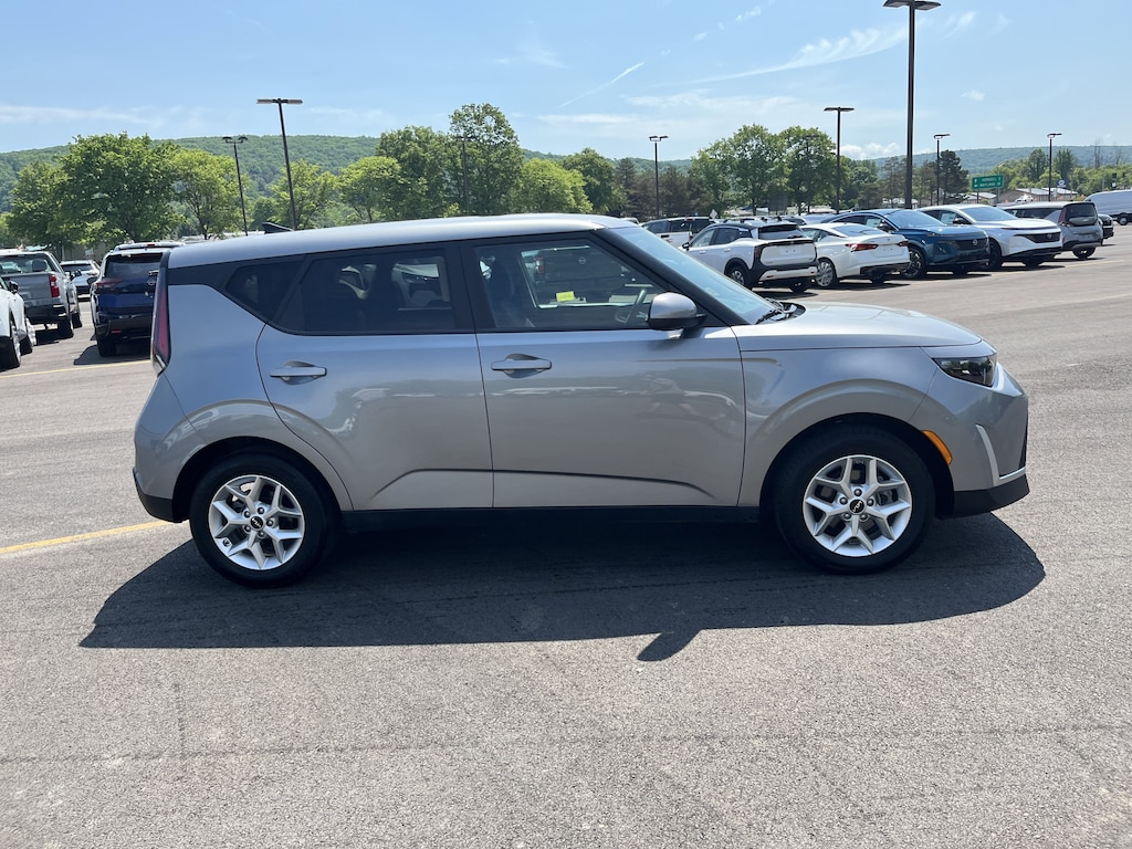 Used 2025 Kia Soul LX LX FWD