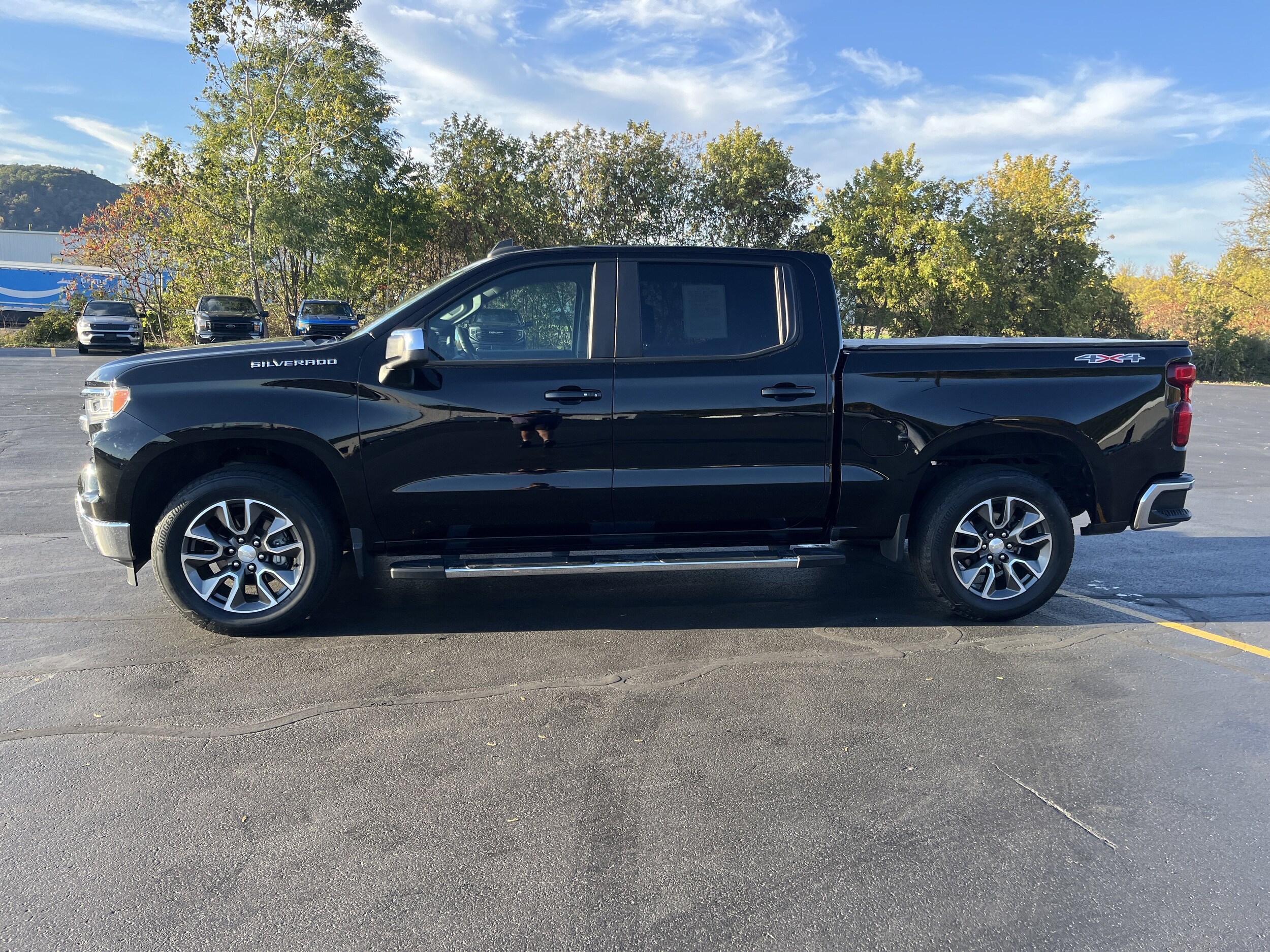 2022 Chevrolet Silverado 1500 LT photo 3