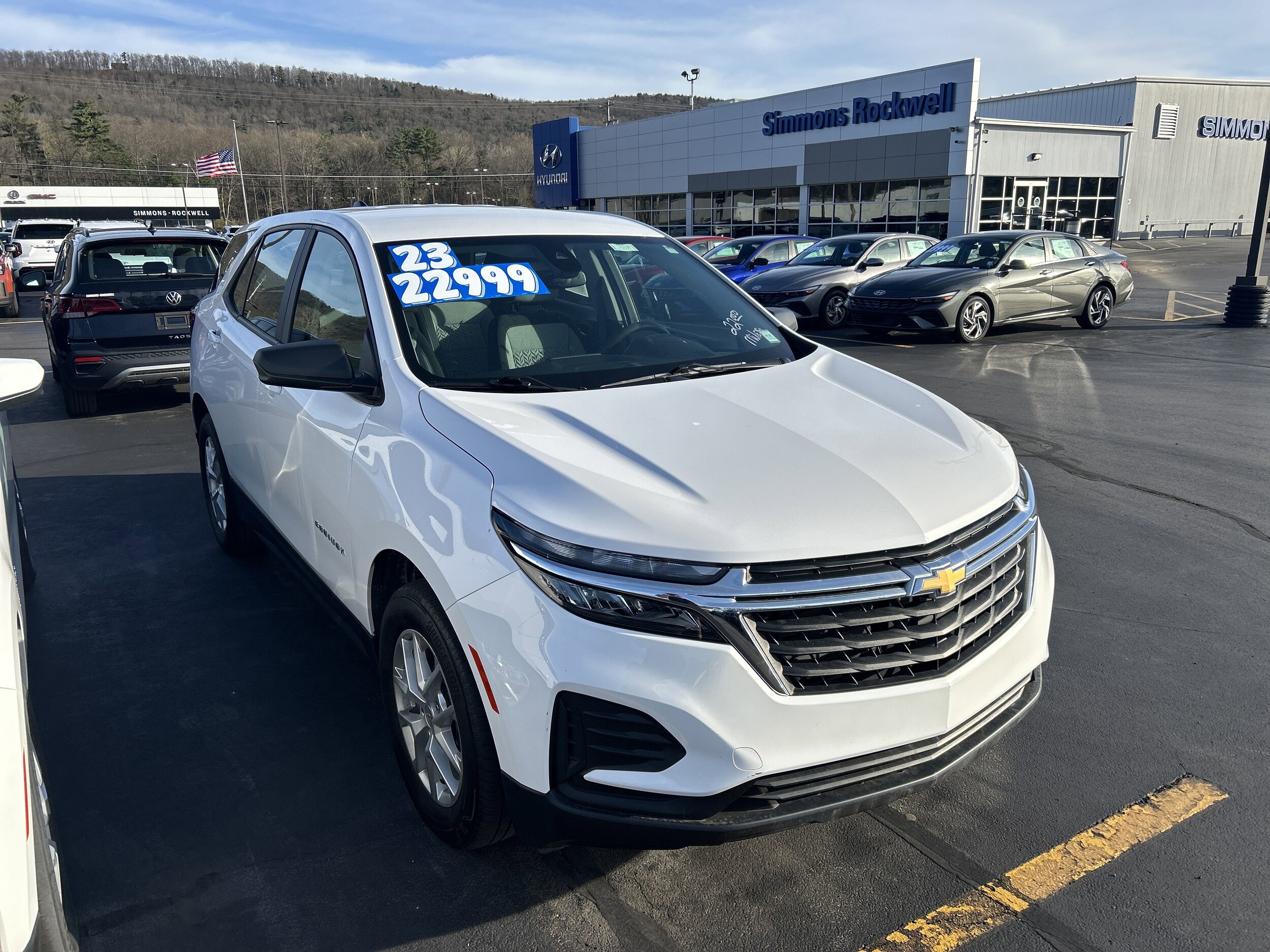 2023 Chevrolet Equinox LS photo 3