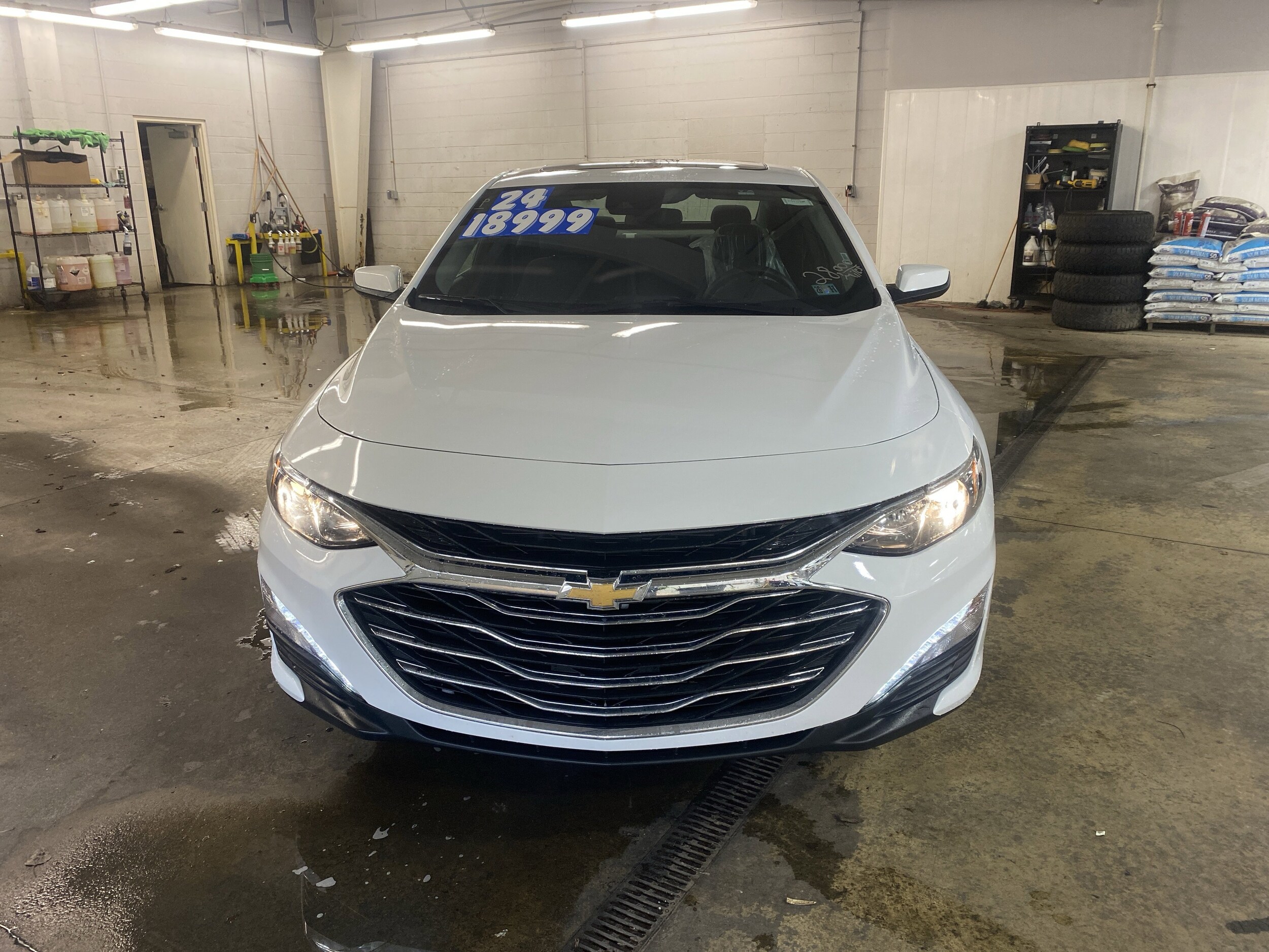 2024 Chevrolet Malibu 1LT photo 2