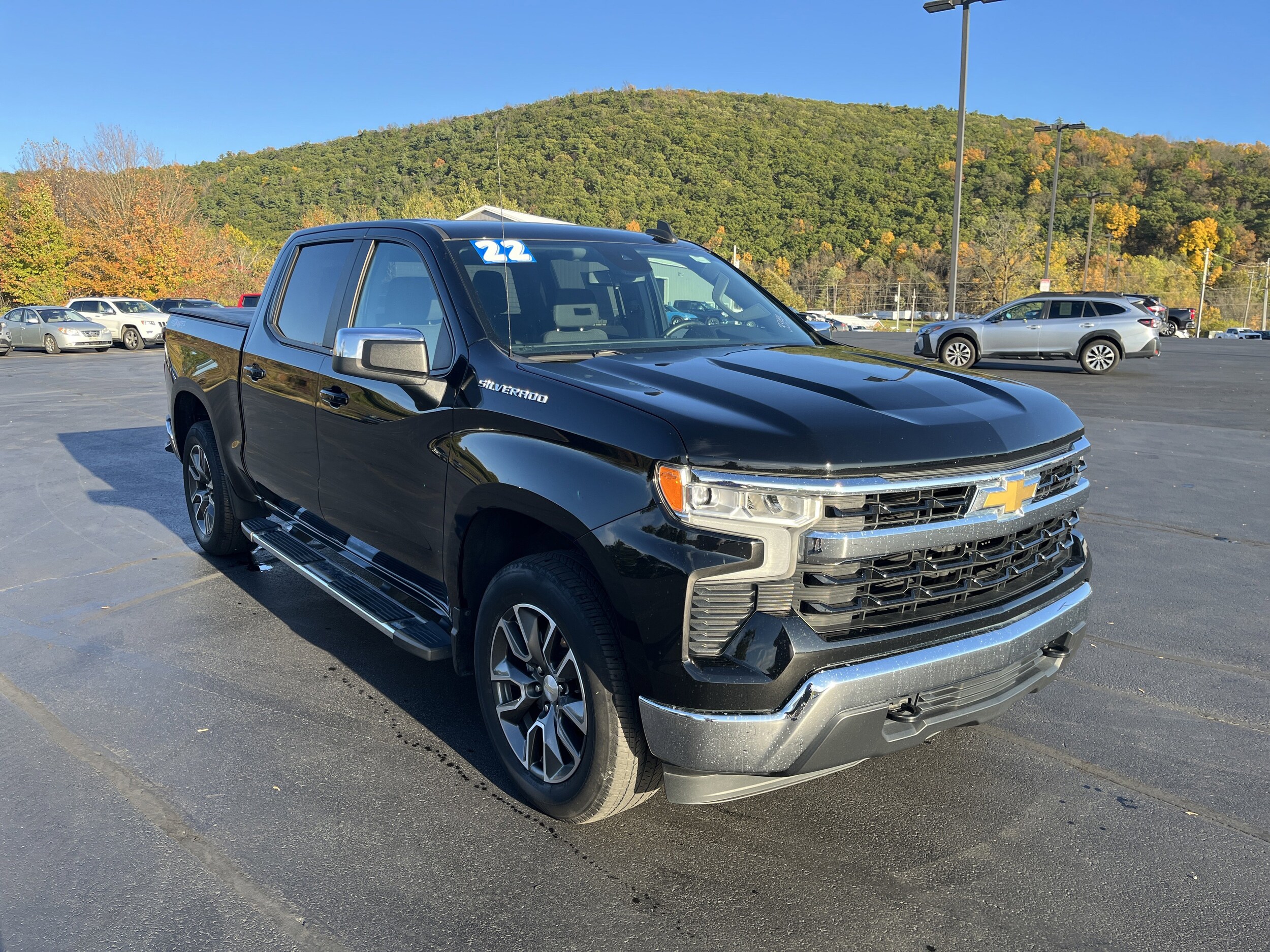 2022 Chevrolet Silverado 1500 LT photo 2