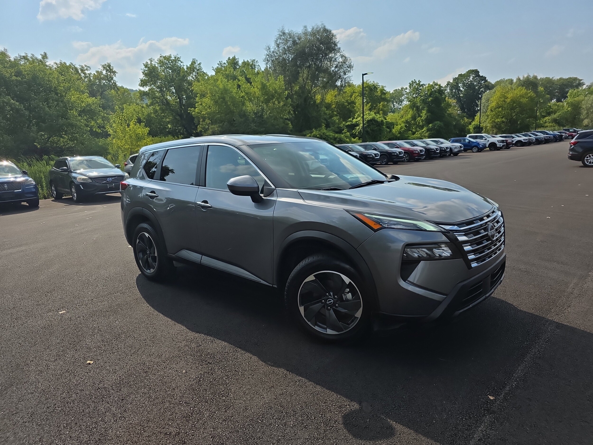 2024 Nissan Rogue SV AWD photo 3