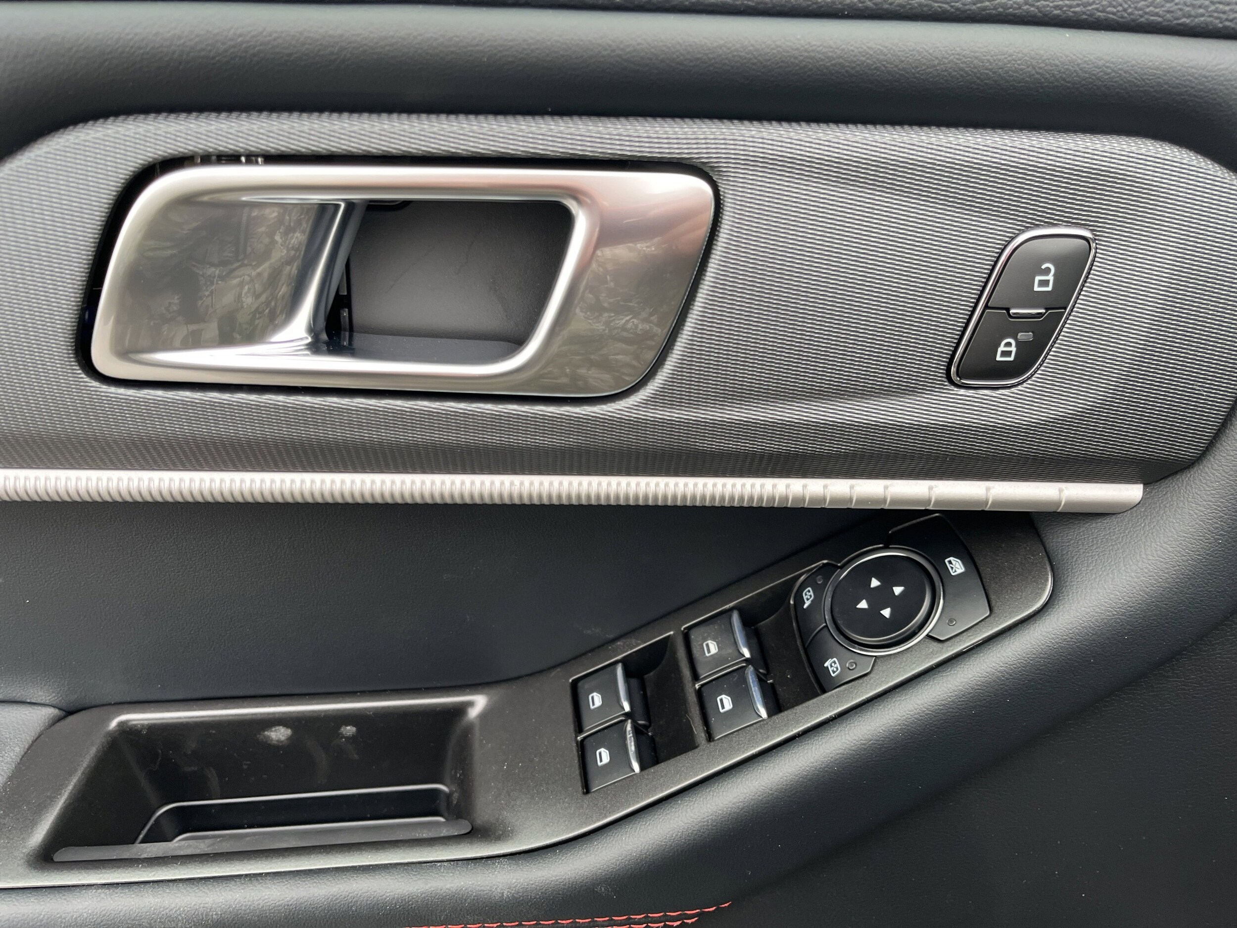 2026 Ford Explorer ST-Line - Photo 18