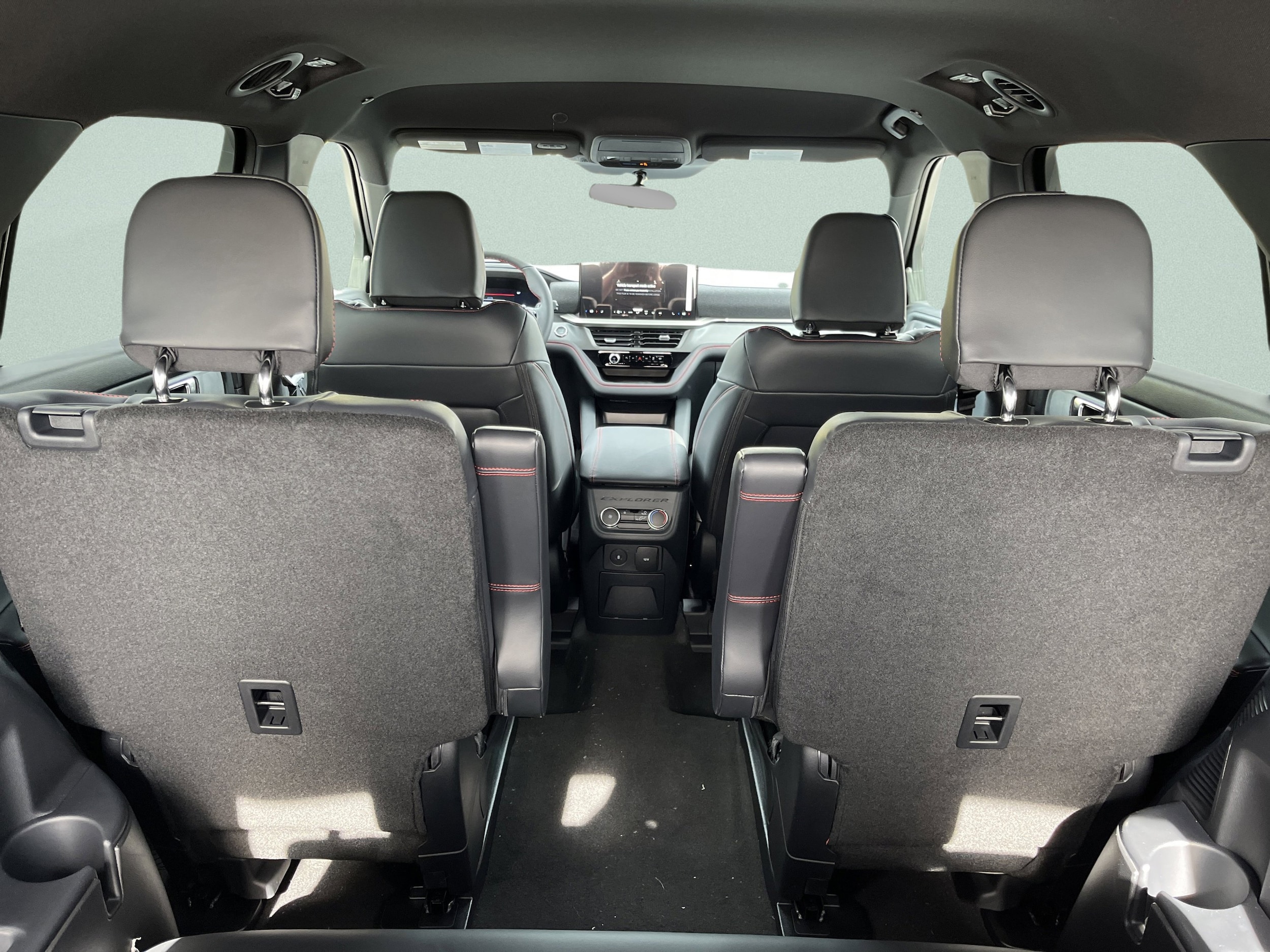 2026 Ford Explorer ST-Line - Photo 14
