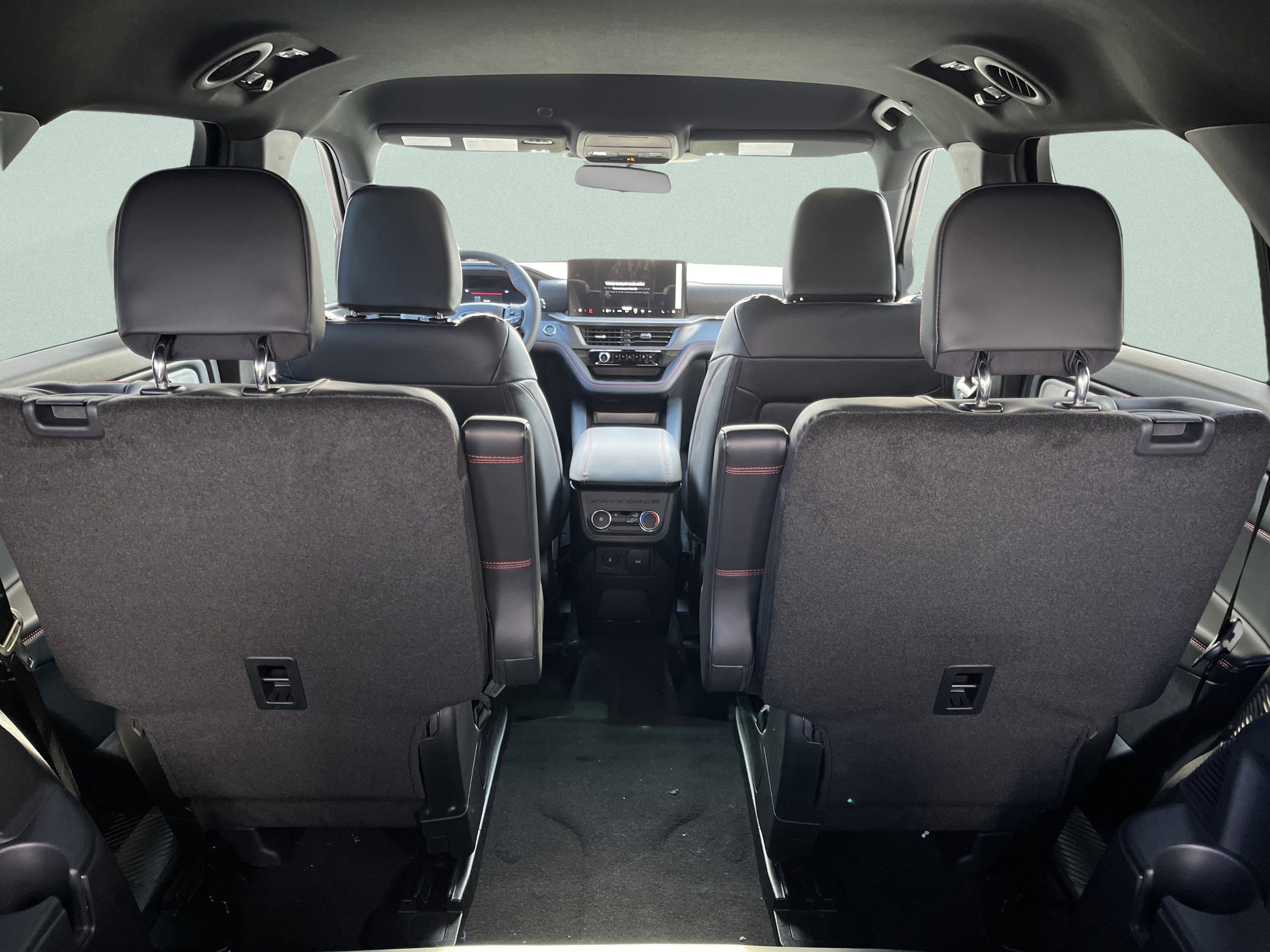 2026 Ford Explorer ST-Line - Photo 13