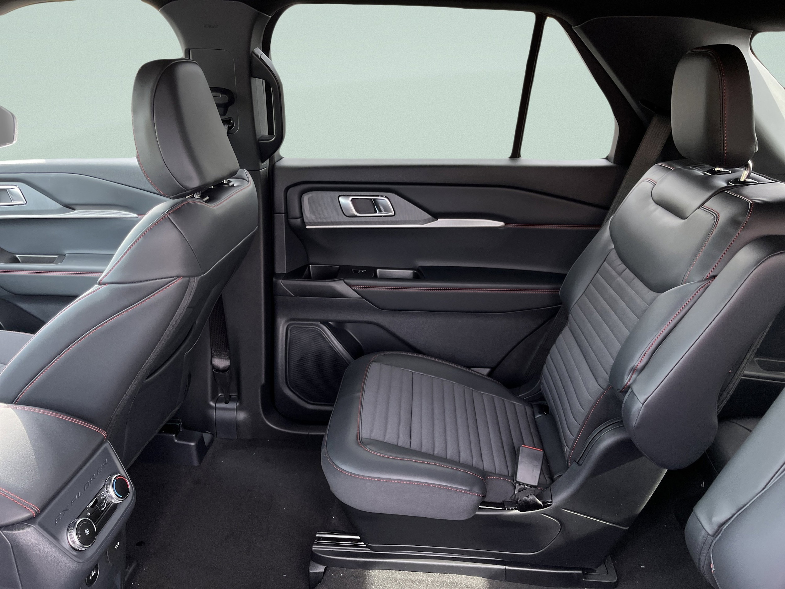 2026 Ford Explorer ST-Line - Photo 23